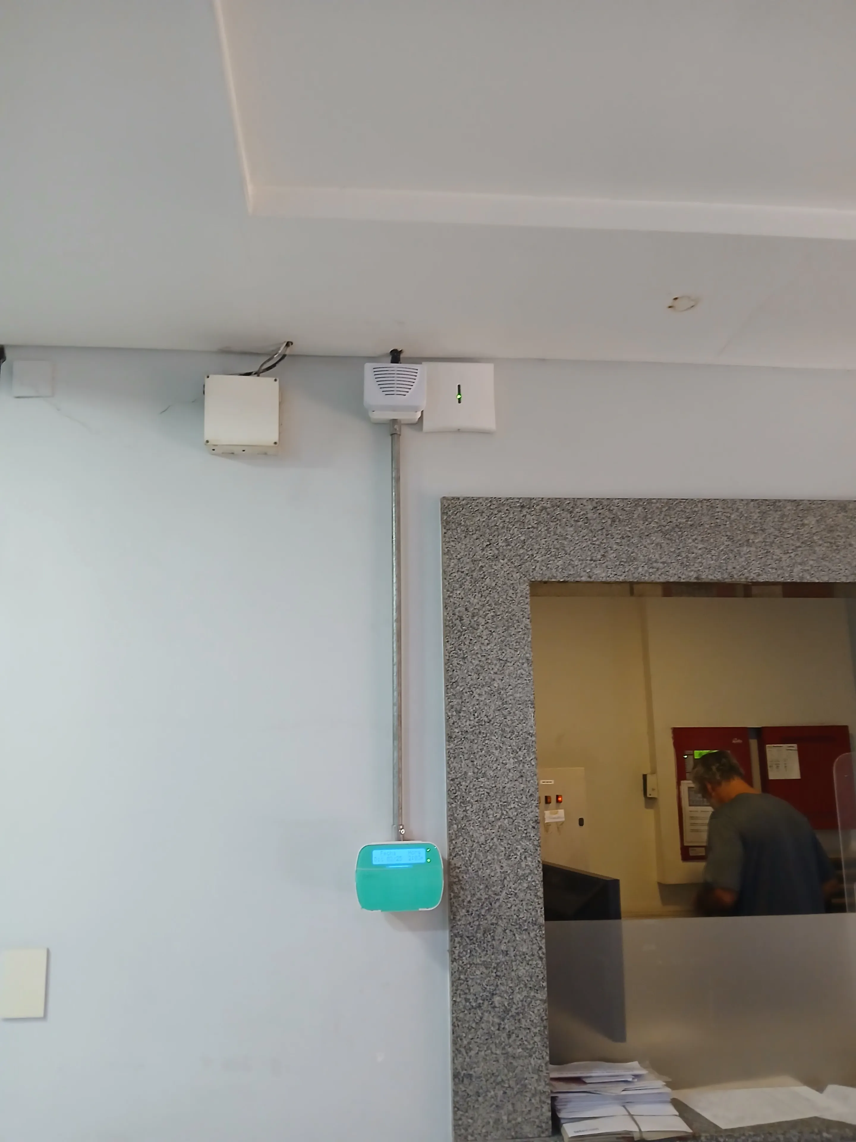 Sistema de seguridad electrónica: cámaras CCTV, alarmas y cerco eléctrico